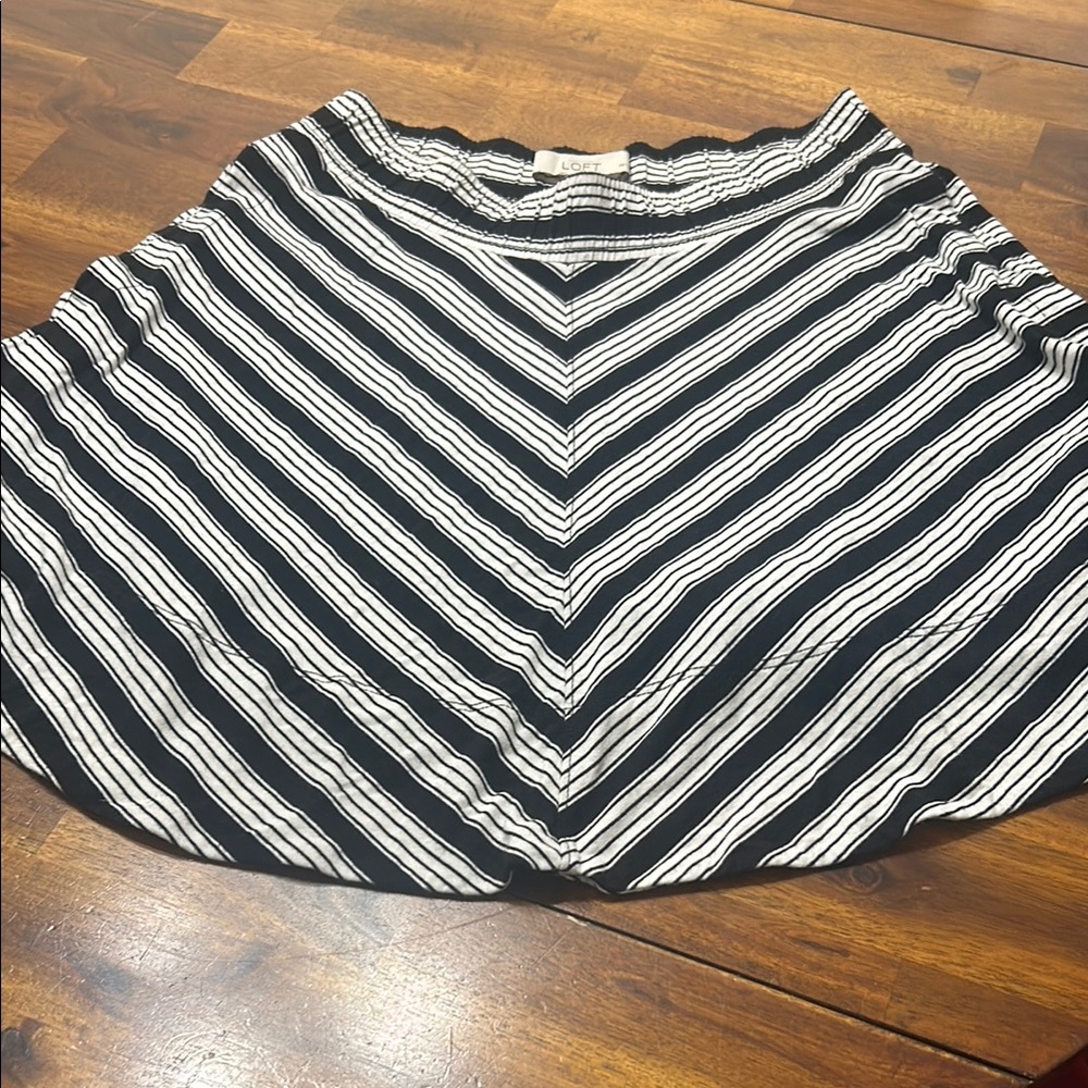 Loft Black and‎ White Striped Women's Skirt size small petites